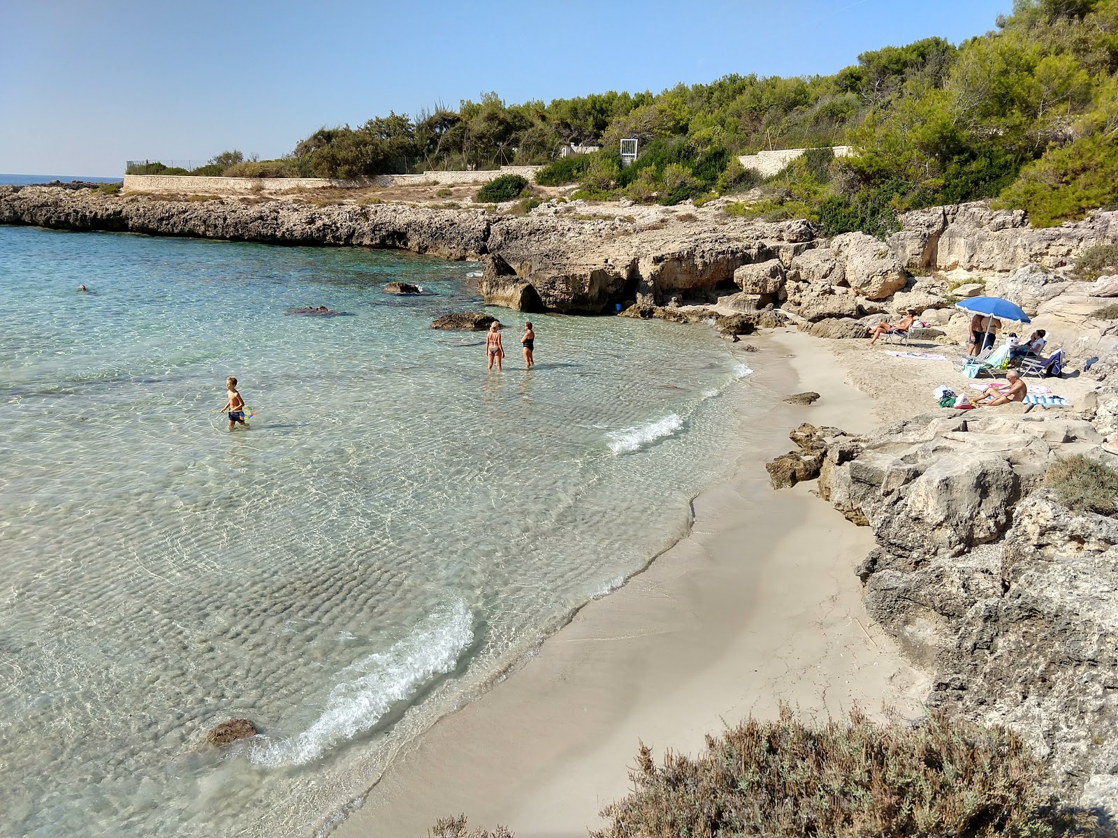 Valokuva Spiaggia di Baia Capparoneista. pinnalla sininen puhdas vesi:n kanssa