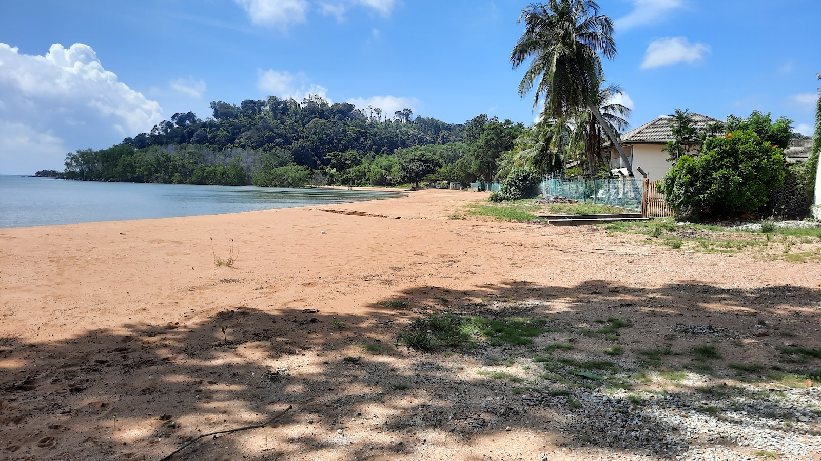 Foto de Cermin Beach - lugar popular entre los conocedores del relax