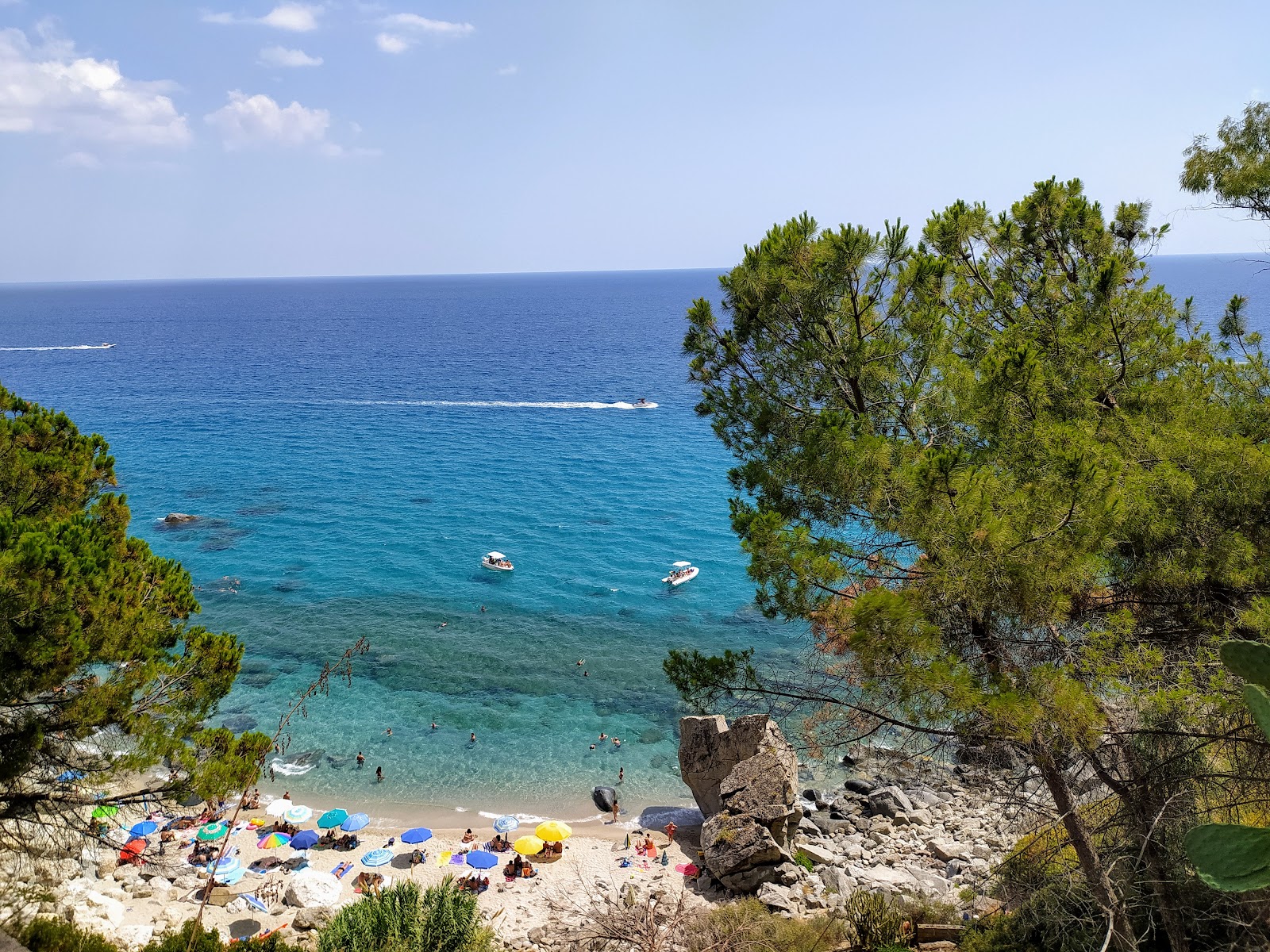 Foto von Grillone Beach umgeben von Bergen