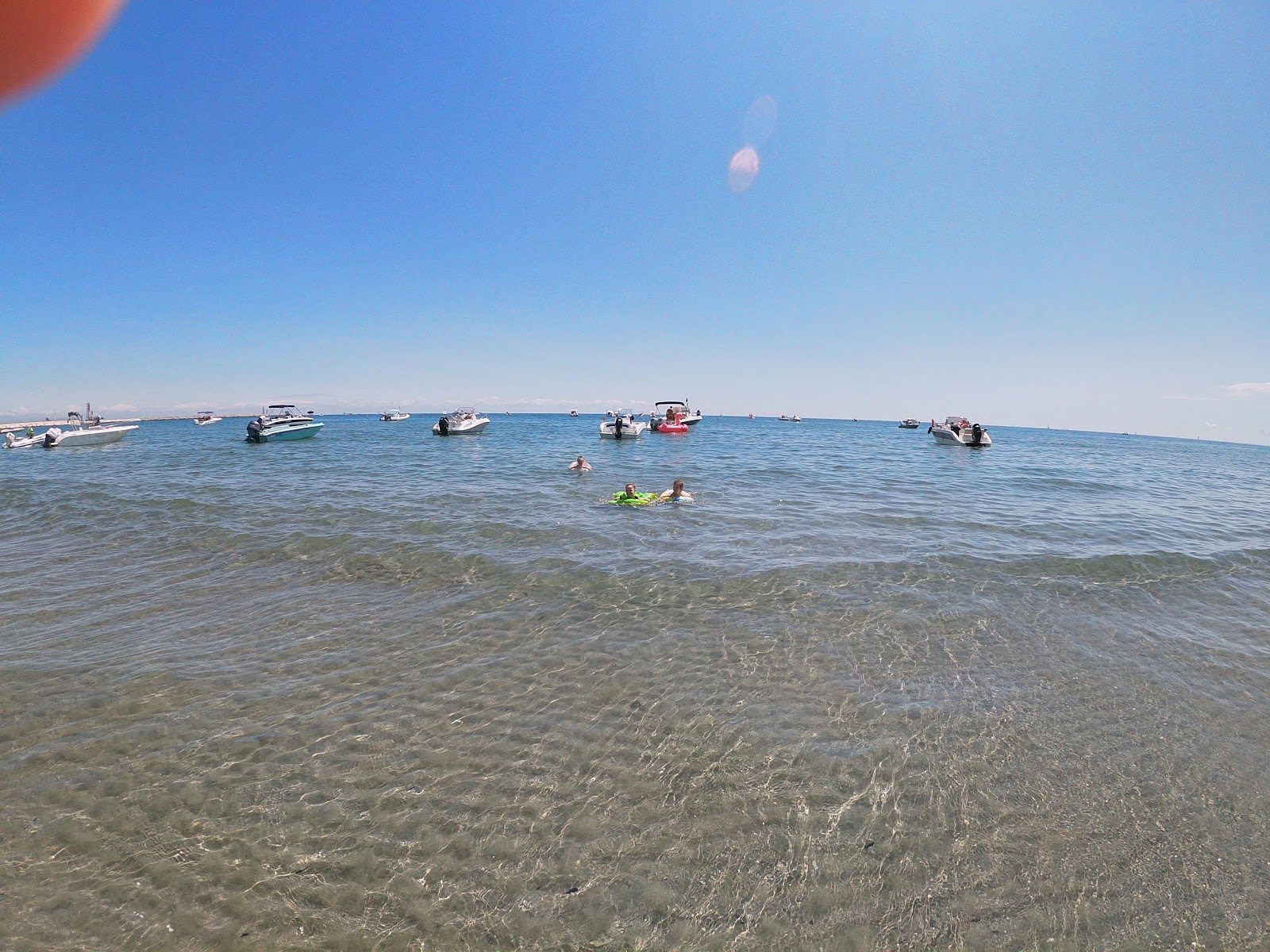 Foto von San Pietro beach mit feiner grauer sand Oberfläche