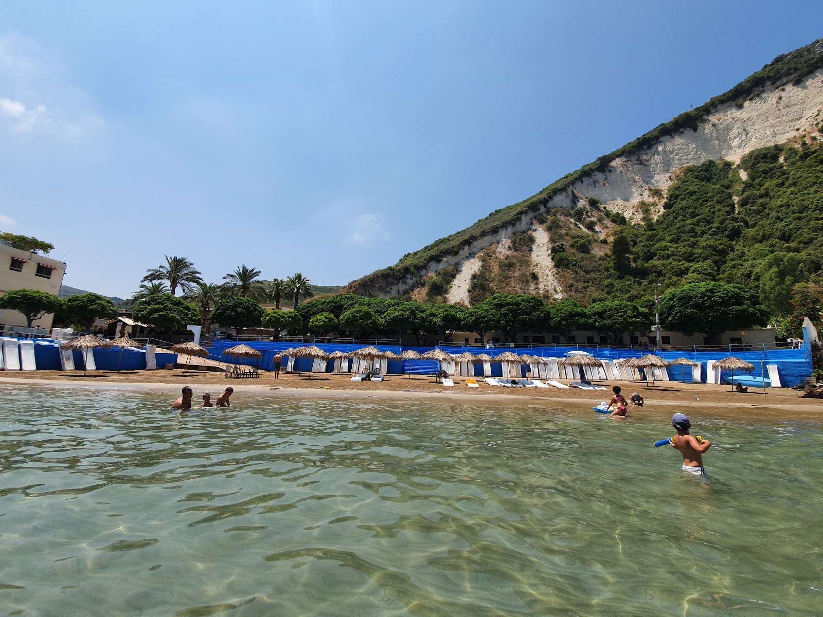 St. Antoine Beach的照片 带有碧绿色水表面