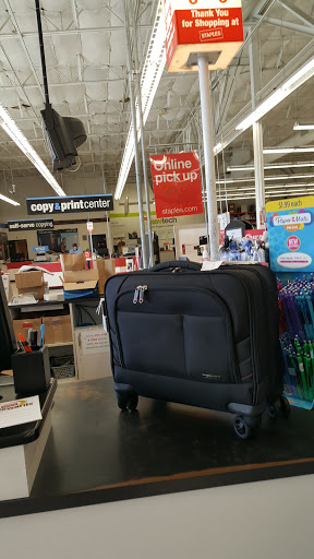 Office Supply Store «Staples», reviews and photos, 1805 N Tomahawk Island Dr, Portland, OR 97217, USA