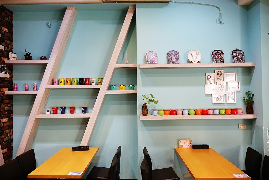 錿樂咖啡&三明治HALA coffee & sandwich內有貓咪會騷擾用餐，目前提供外帶服務，需提前通知，可加入line 的照片