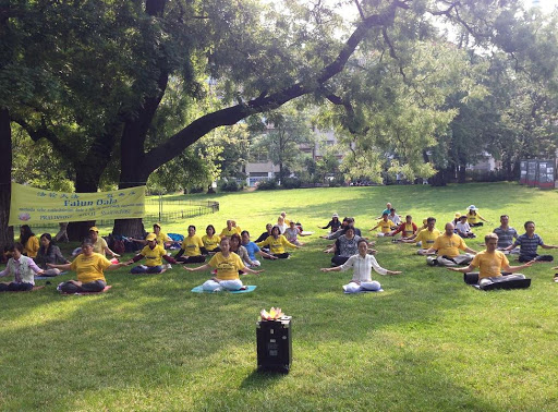 Falun Gong Praha (Karlovo náměstí)