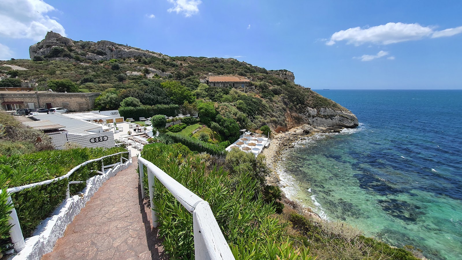 Foto av Spiaggia Cala Murr'e Porcu omgiven av klippor