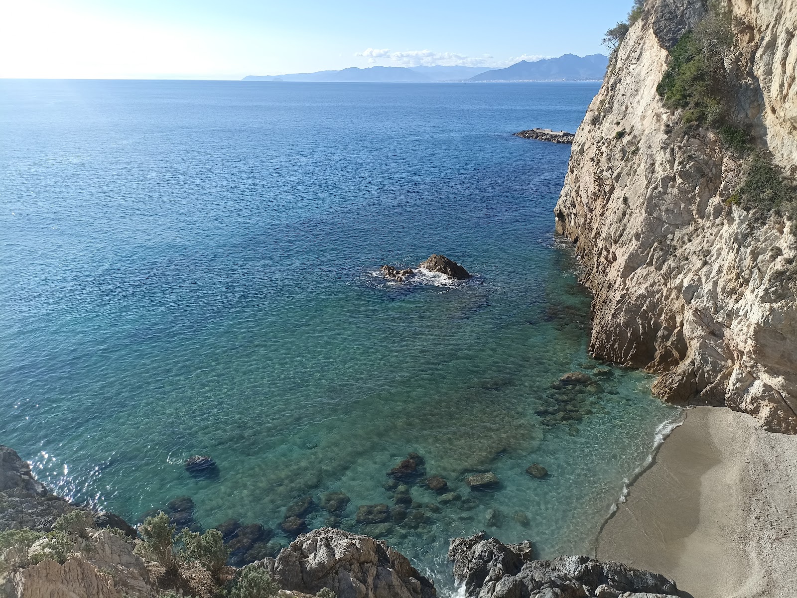 Foto af Spiaggia di Punta Crena med blåt rent vand overflade