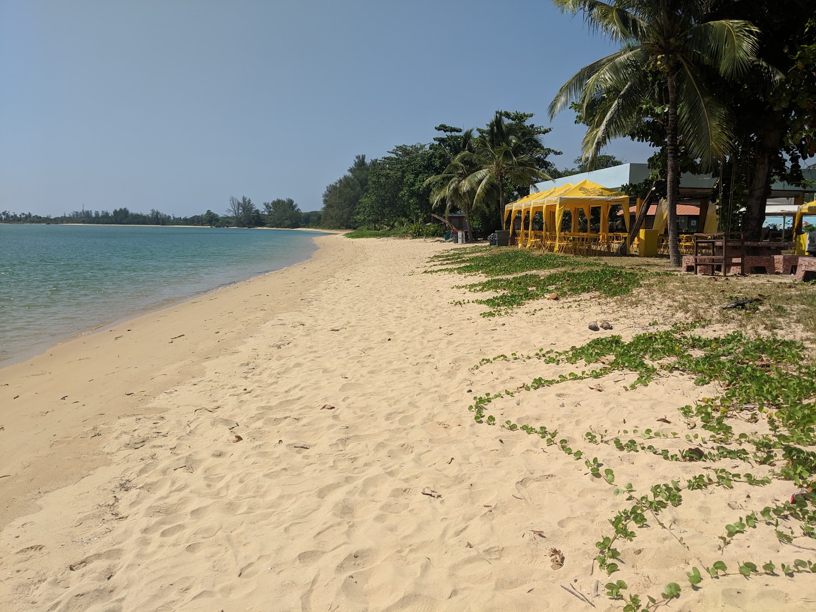 Foto von Tha Nun Beach mit beiger sand Oberfläche