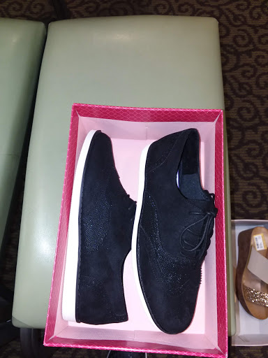 Shoe Store «DSW Designer Shoe Warehouse», reviews and photos, 2831 S Rochester Rd, Rochester Hills, MI 48307, USA