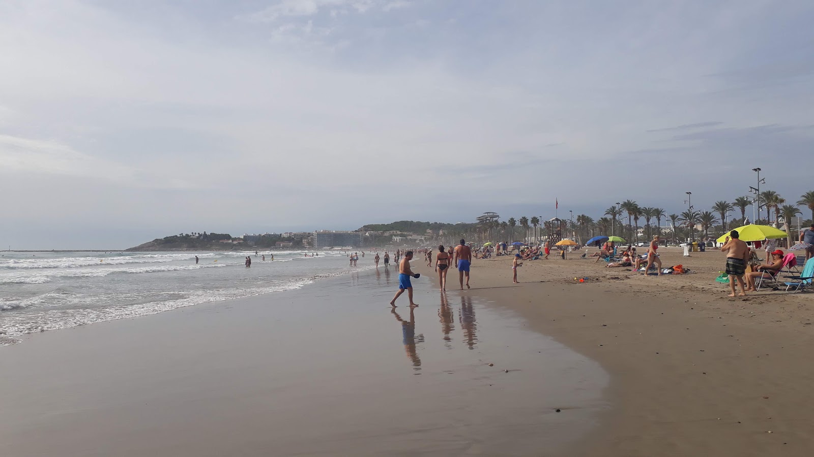 Playa de La Pineda'in fotoğrafı düz ve uzun ile birlikte
