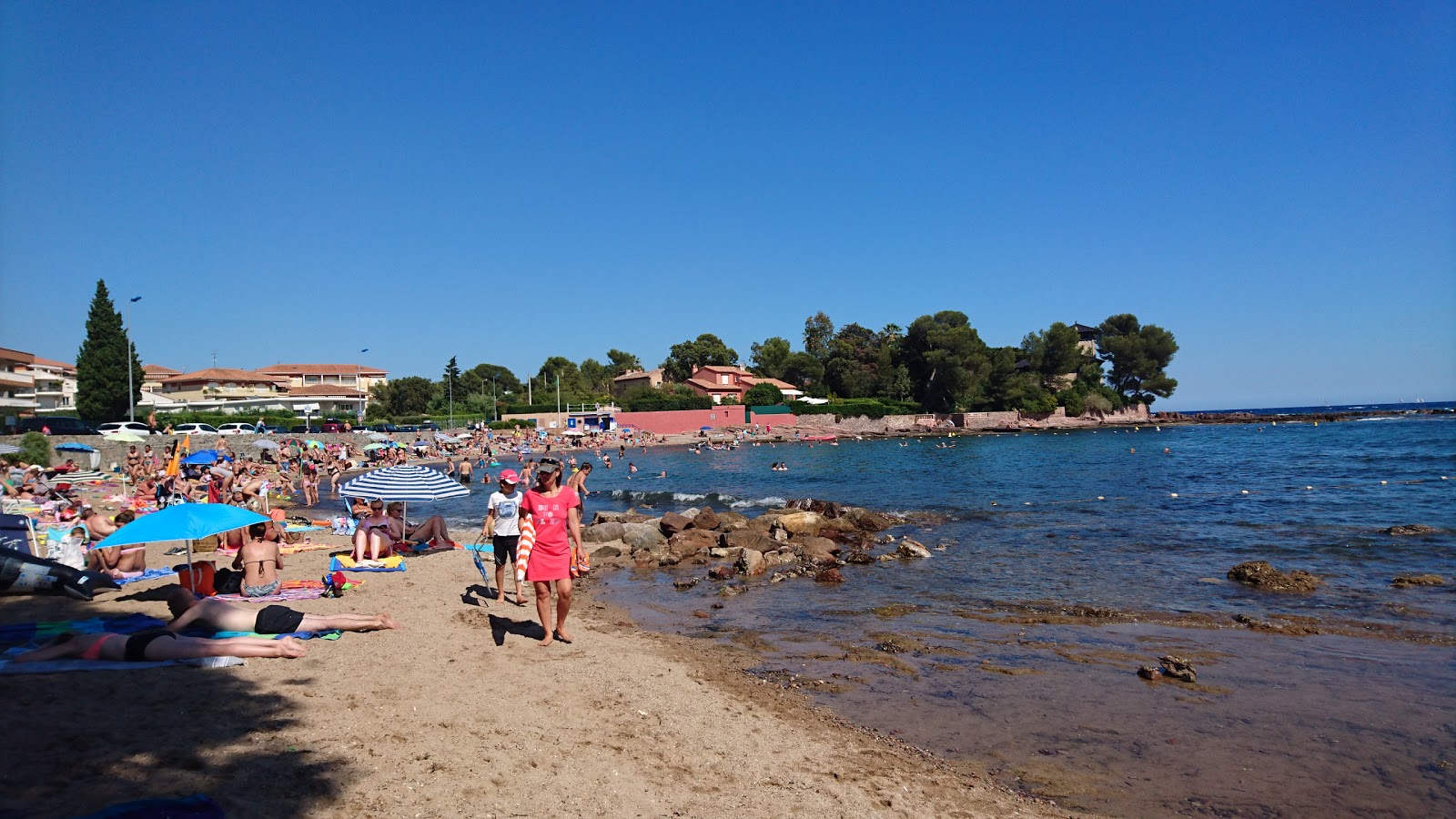 Foto von Plage de la Peguiere mit teilweise sauber Sauberkeitsgrad