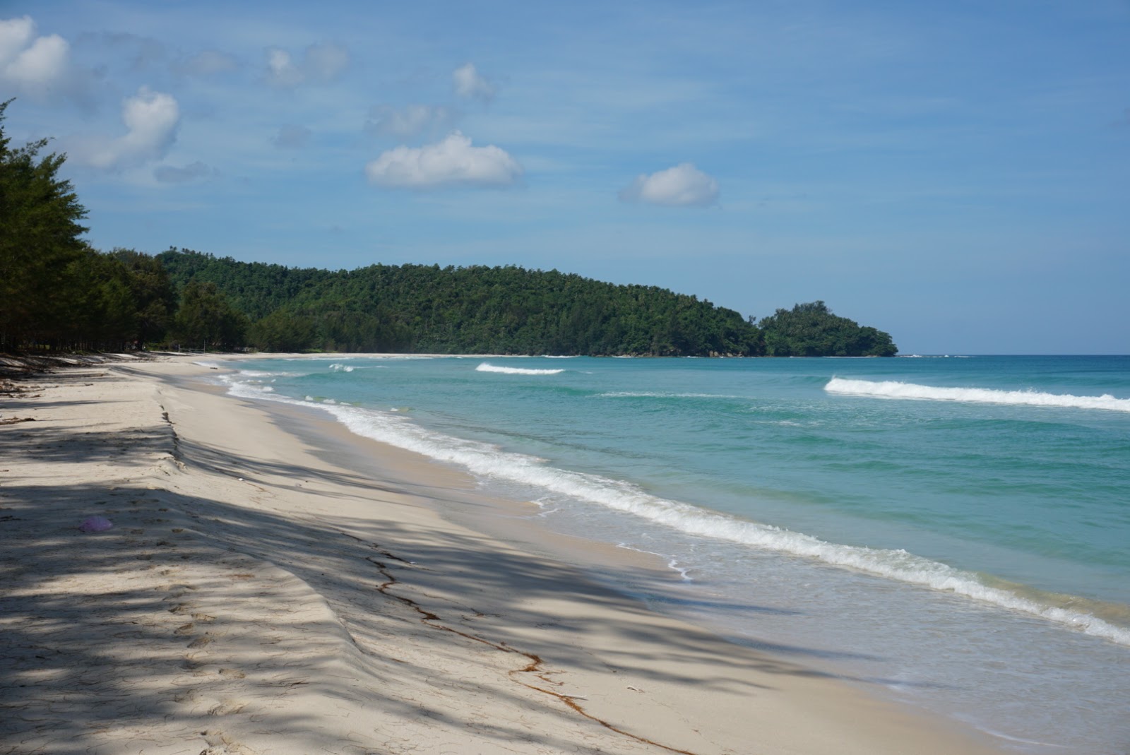 Kalampunian Beach的照片 带有明亮的细沙表面
