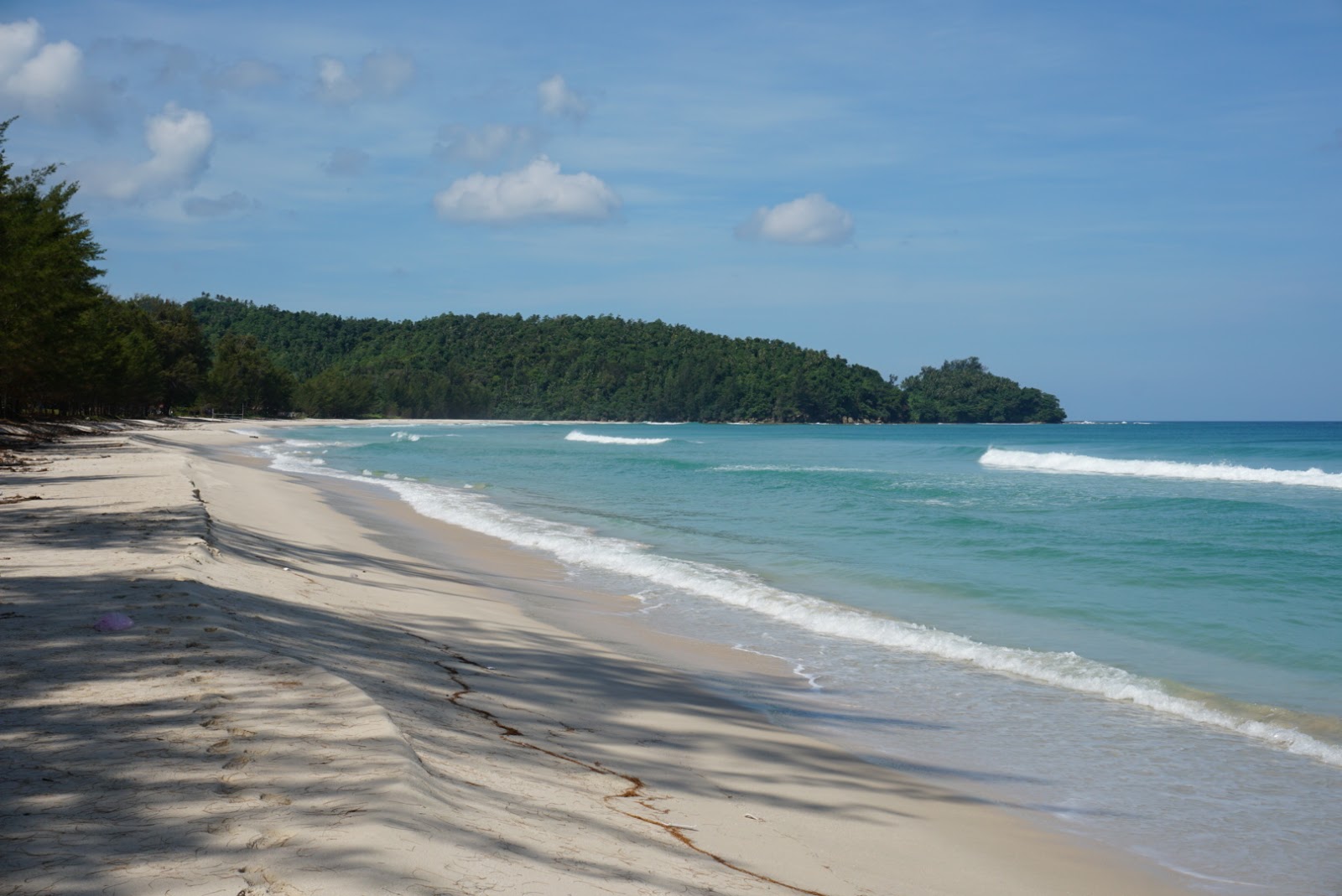 Foto von Kalampunian Beach mit feiner beiger sand Oberfläche