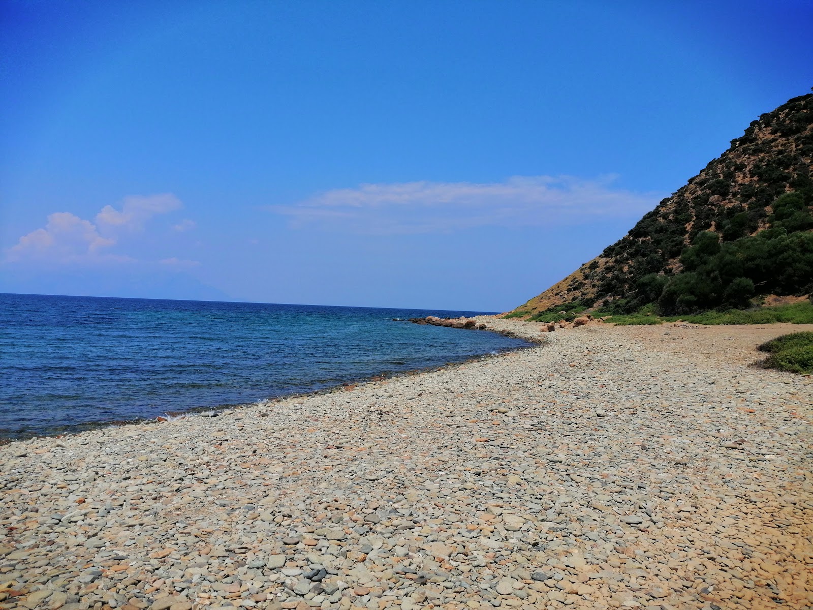 Fotografie cu Marmaros Plaji cu o suprafață de apă pură albastră
