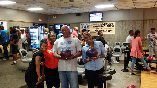 Bowling Alley «Striker Lanes Inc», reviews and photos, 6728 16th St, Berwyn, IL 60402, USA