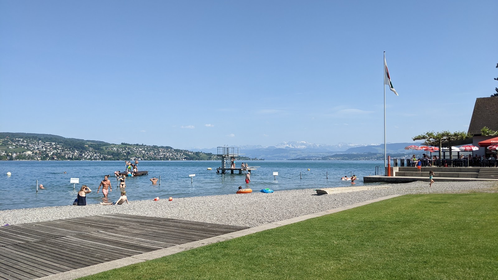 Foto van Ruschlikon Strand met gras oppervlakte