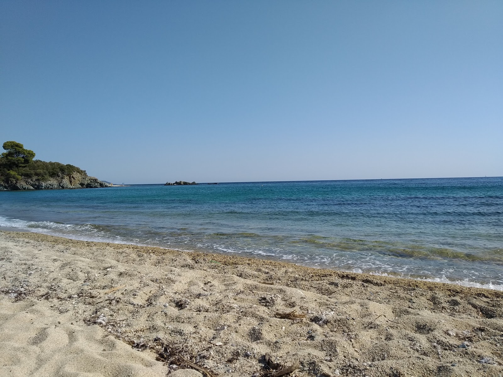 Azapiko beach III'in fotoğrafı geniş plaj ile birlikte