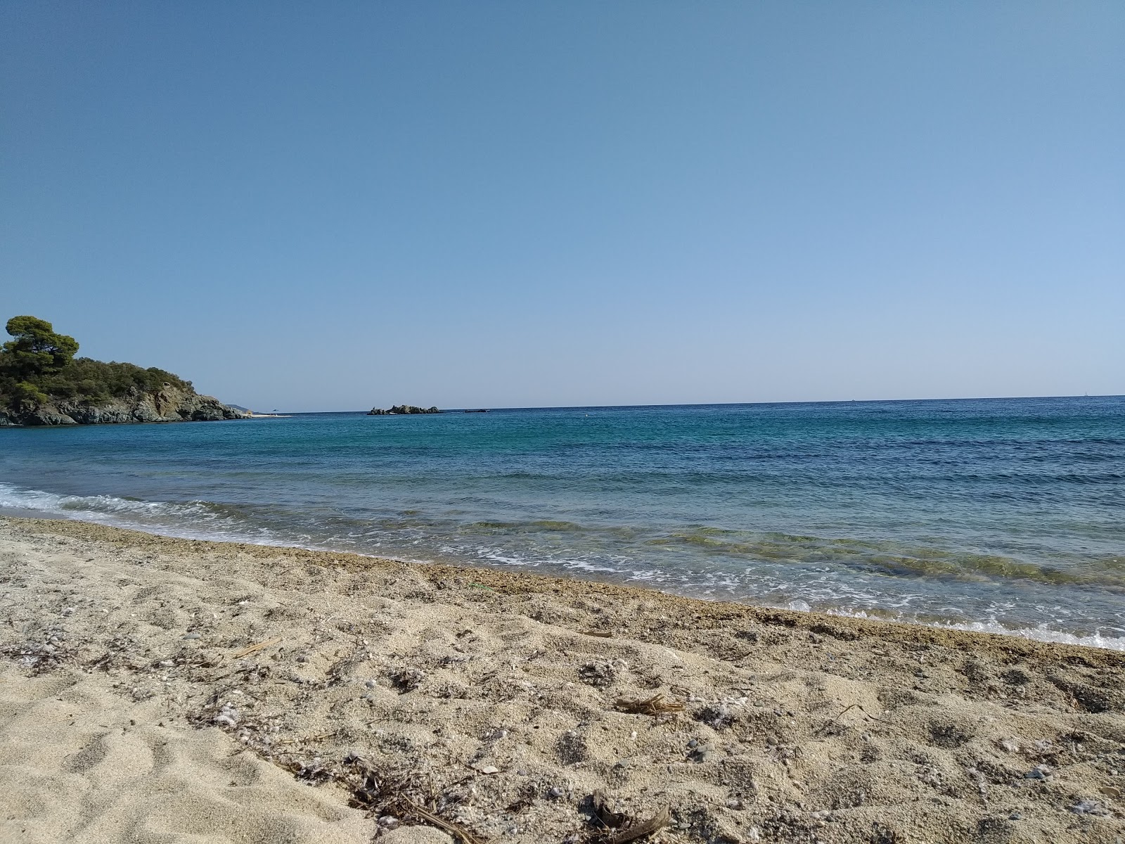 Φωτογραφία του Azapiko beach III με επίπεδο καθαριότητας αρκετά καθαρό