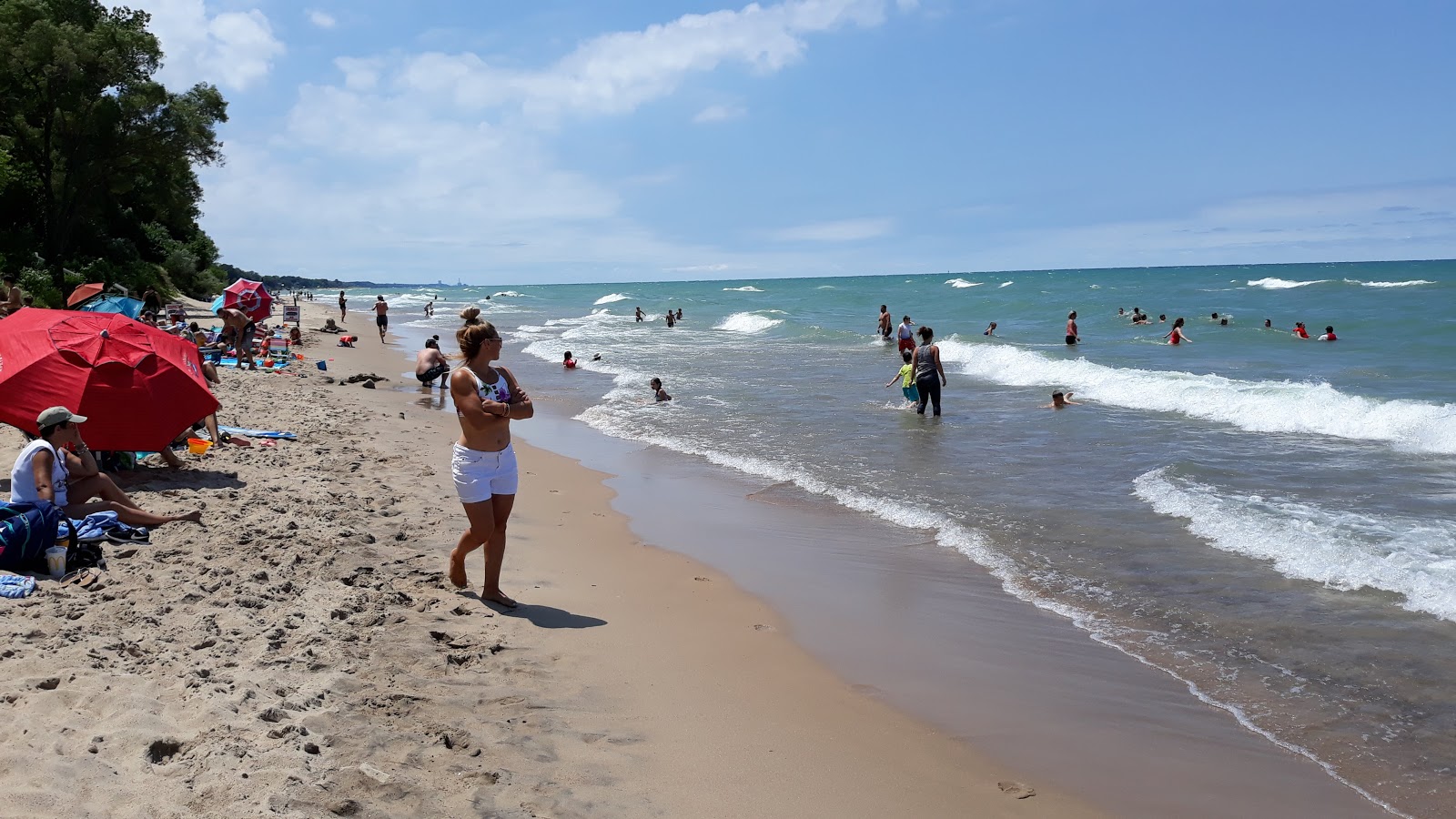 Foto van Town Line Beach met beige zand oppervlakte