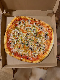 Plats et boissons du Pizzas à emporter Family Pizza à Fleurie - n°7