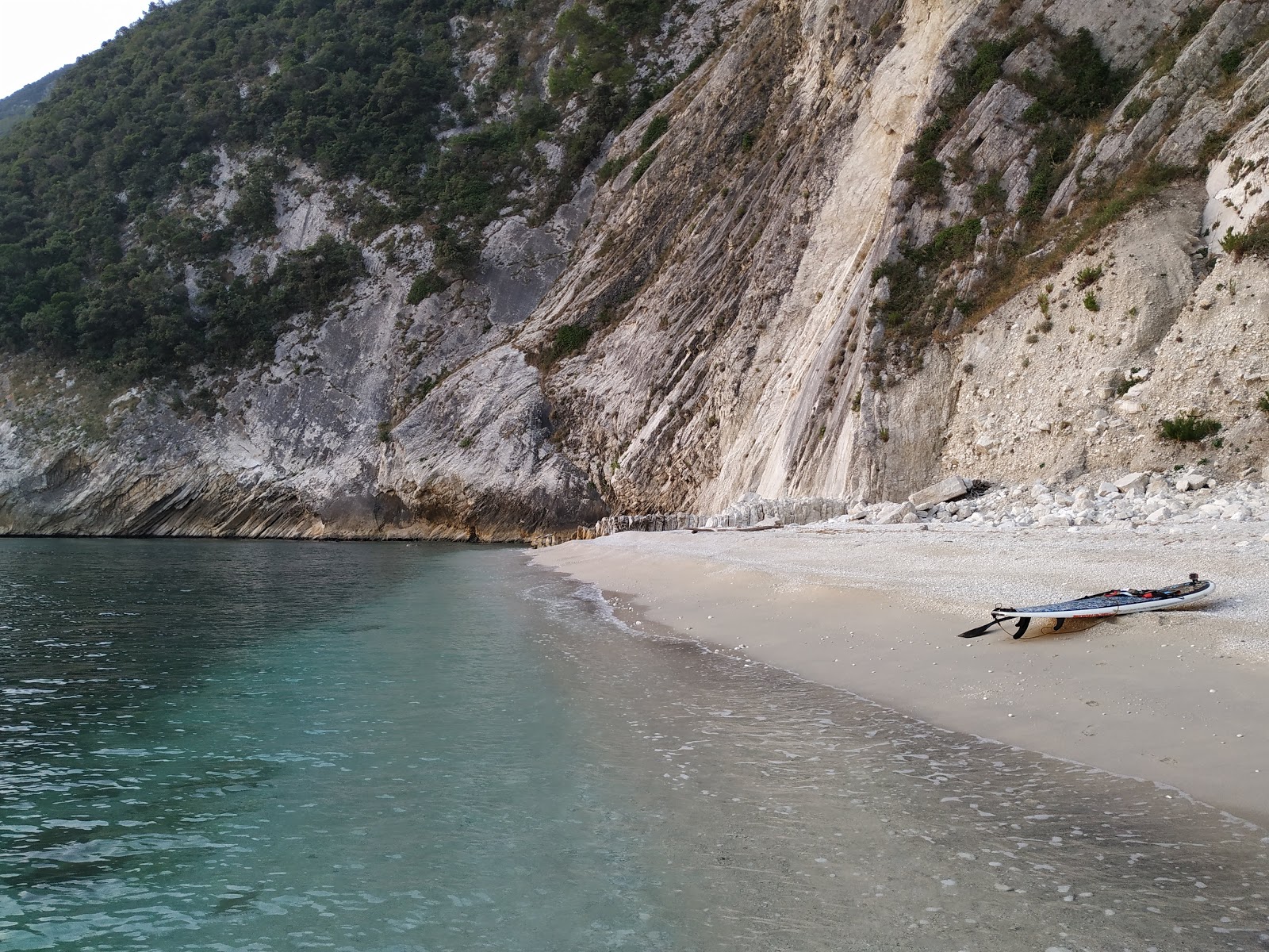 Fotografie cu Spiaggia Sassi Bianchi și peisajul său frumos