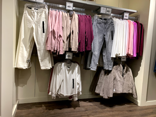 Clothing Store «Banana Republic Factory Store», reviews and photos, 1911 Chestnut St, Philadelphia, PA 19103, USA