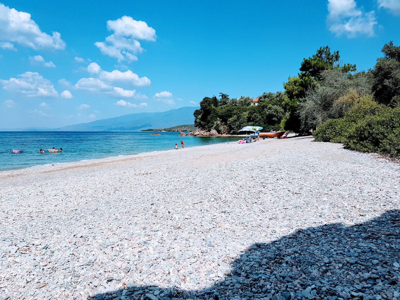 Foto av Marble beach med små beige småsten yta