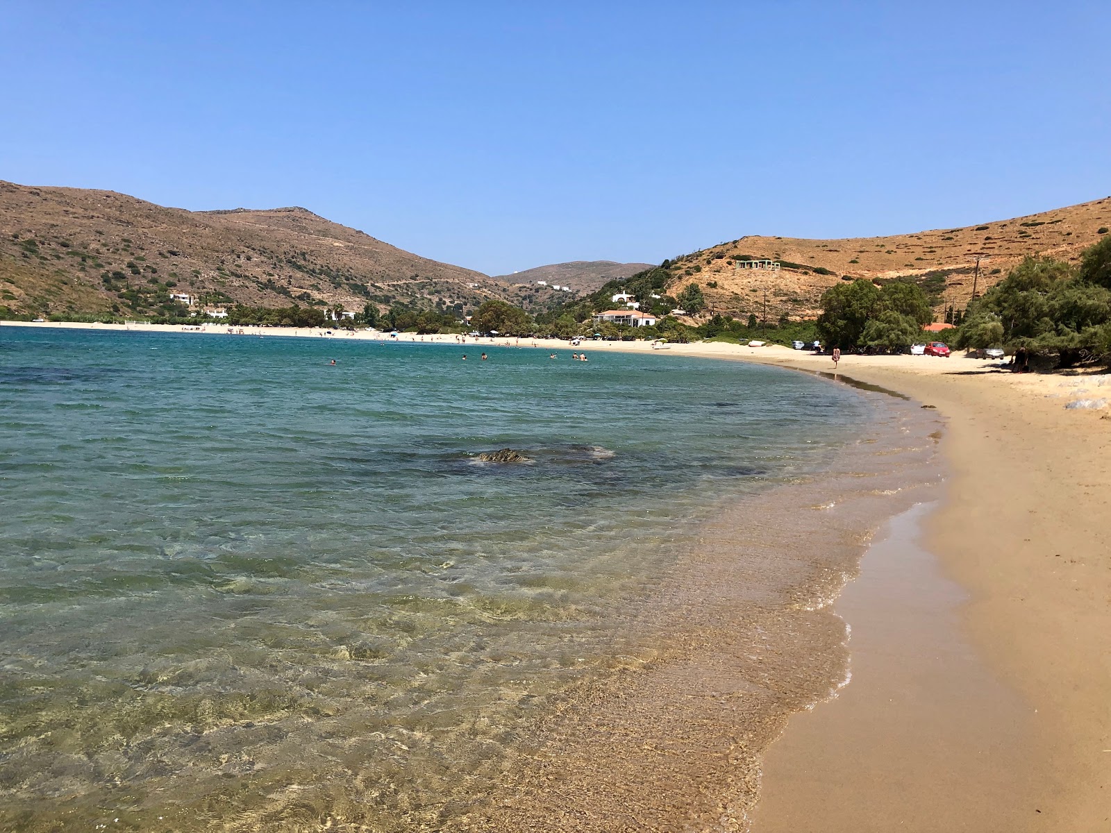 Foto von Paralia Fellos mit heller sand Oberfläche