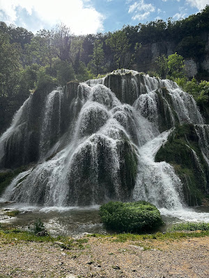 Parking de la Cascade à Baume-les-Messieurs