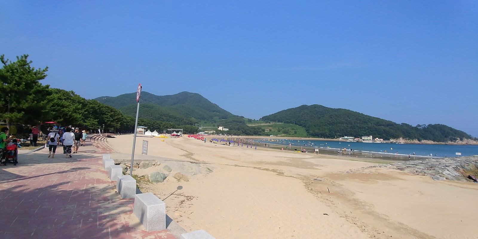 Foto van Sangju Eun Sand Beach met ruime baai