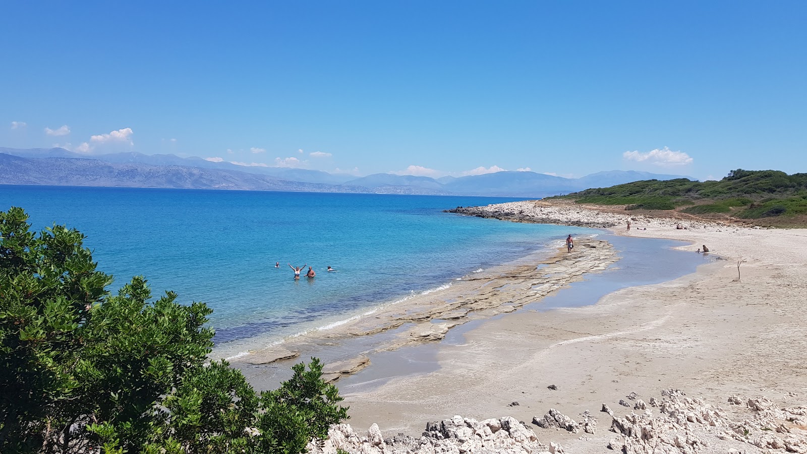 Gialiskari Beach'in fotoğrafı düz bir kıyı şeridi ile birlikte