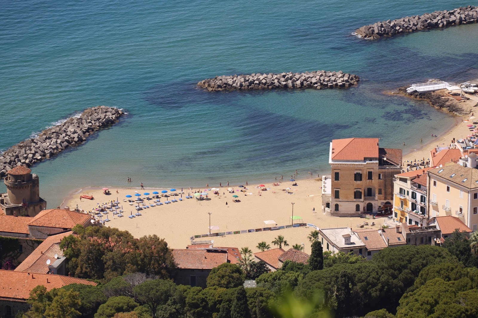 Spiaggia di Marina Piccola'in fotoğrafı biraz temiz temizlik seviyesi ile