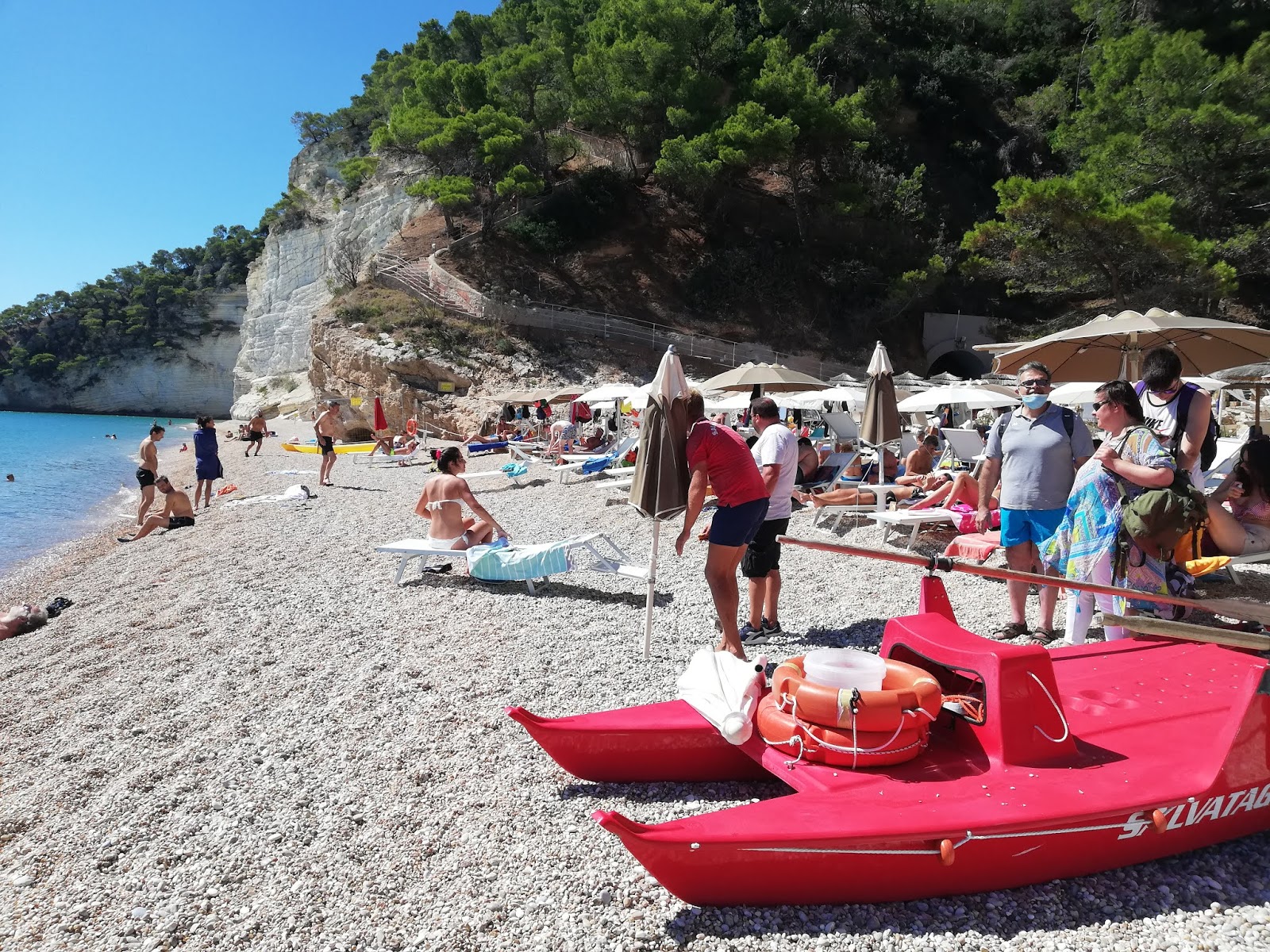Faraglioni Plajı'in fotoğrafı dağlarla çevrili