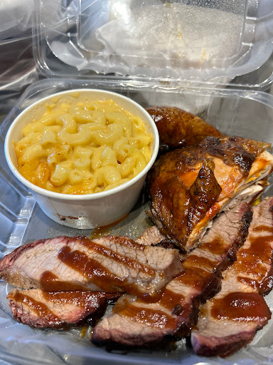 To meet barbecue plate with beef, brisket and barbecue chicken. Macaroni and cheese.
