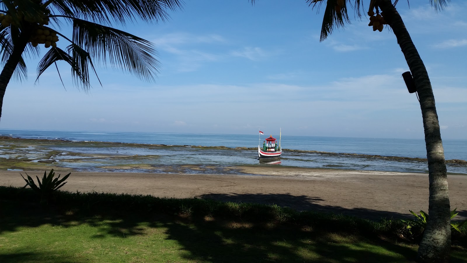 Photo de Pangkung Jukung Beach avec l'eau cristalline de surface