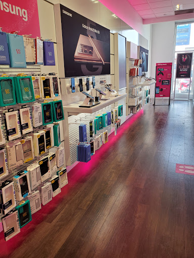 Cell Phone Store «T-Mobile», reviews and photos, 1745 County Road B2 W, Roseville, MN 55113, USA