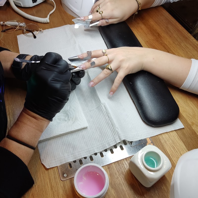 Nagelstudio Costum Nails is een Nagelsalon , Groothandel en Opleidingscentra