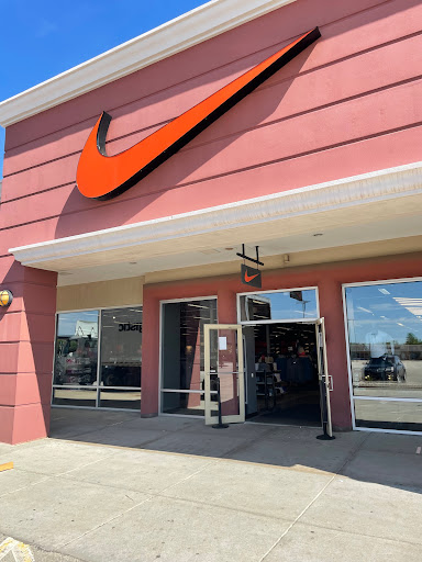 Clothing Store «Nike Factory Store», reviews and photos, 11211 120th Ave #80, Pleasant Prairie, WI 53158, USA