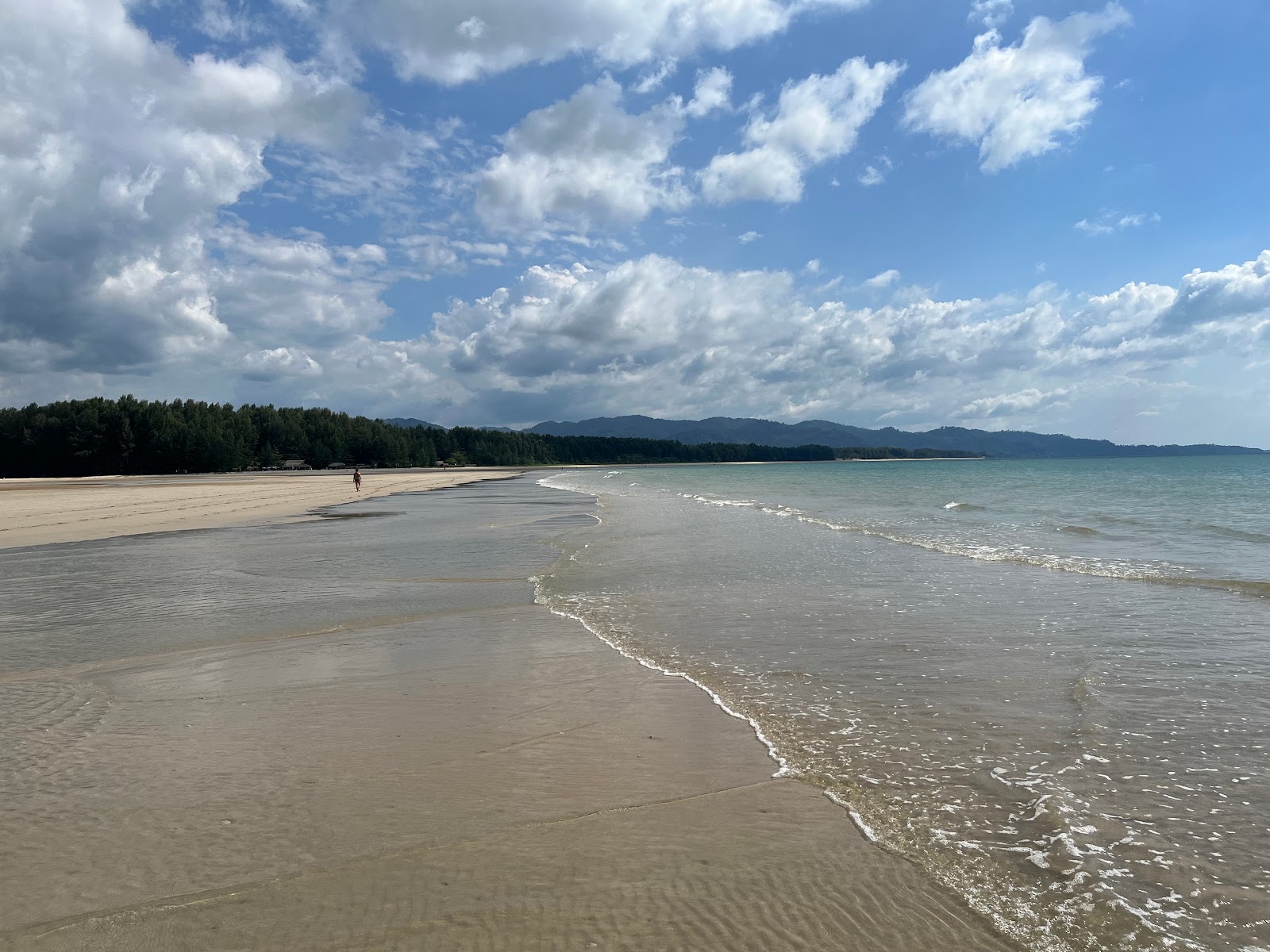 Foto di Khao Lak beach con una superficie del sabbia beige