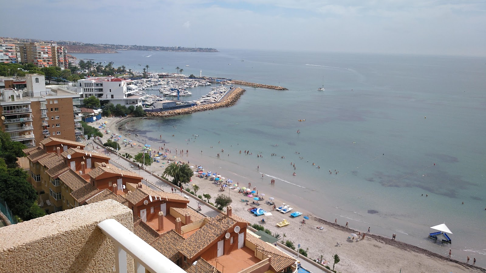 Foto di Spiaggia di Campoamor con una superficie del sabbia beige
