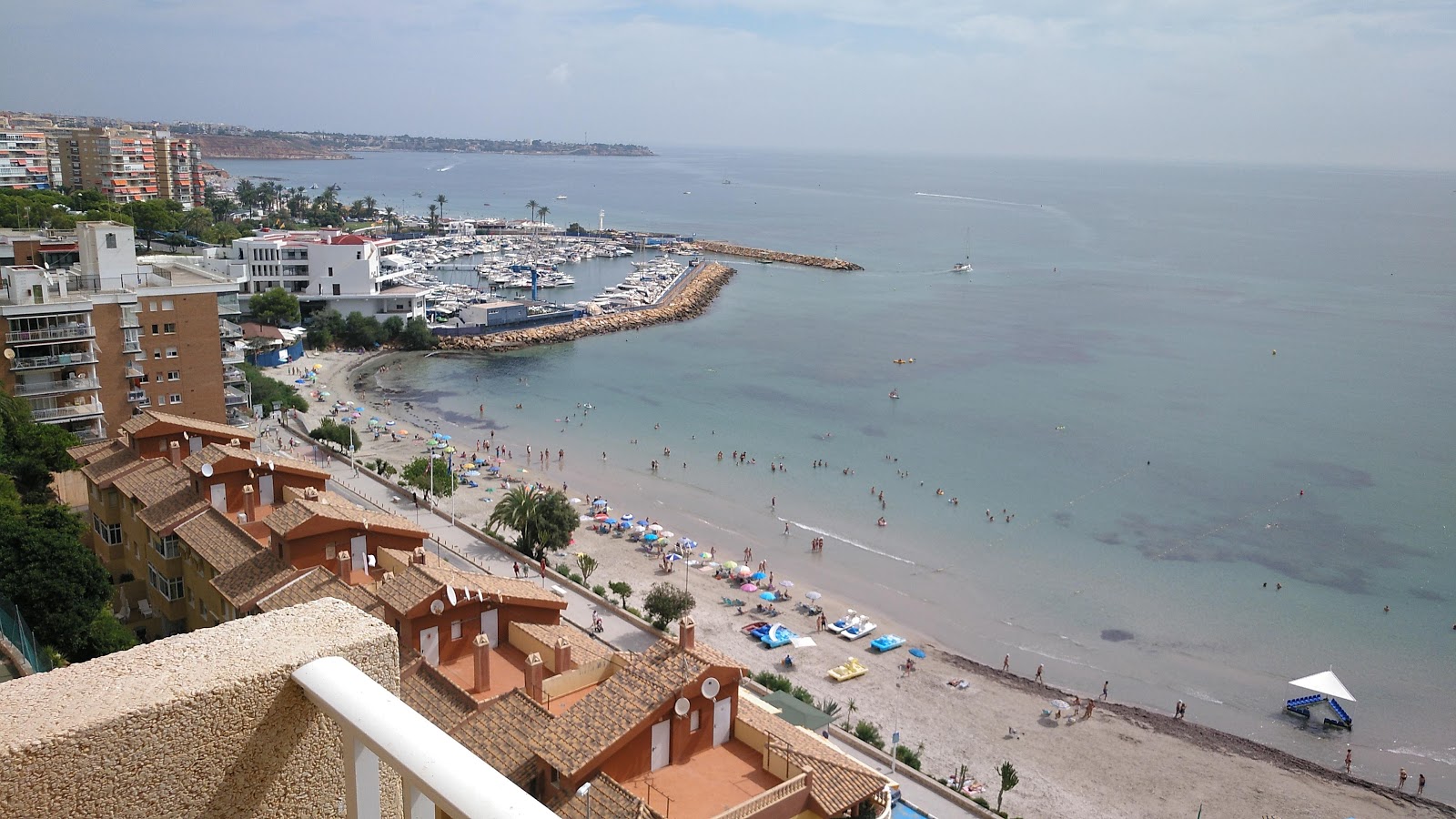 Foto di Spiaggia di Campoamor con una superficie del sabbia luminosa