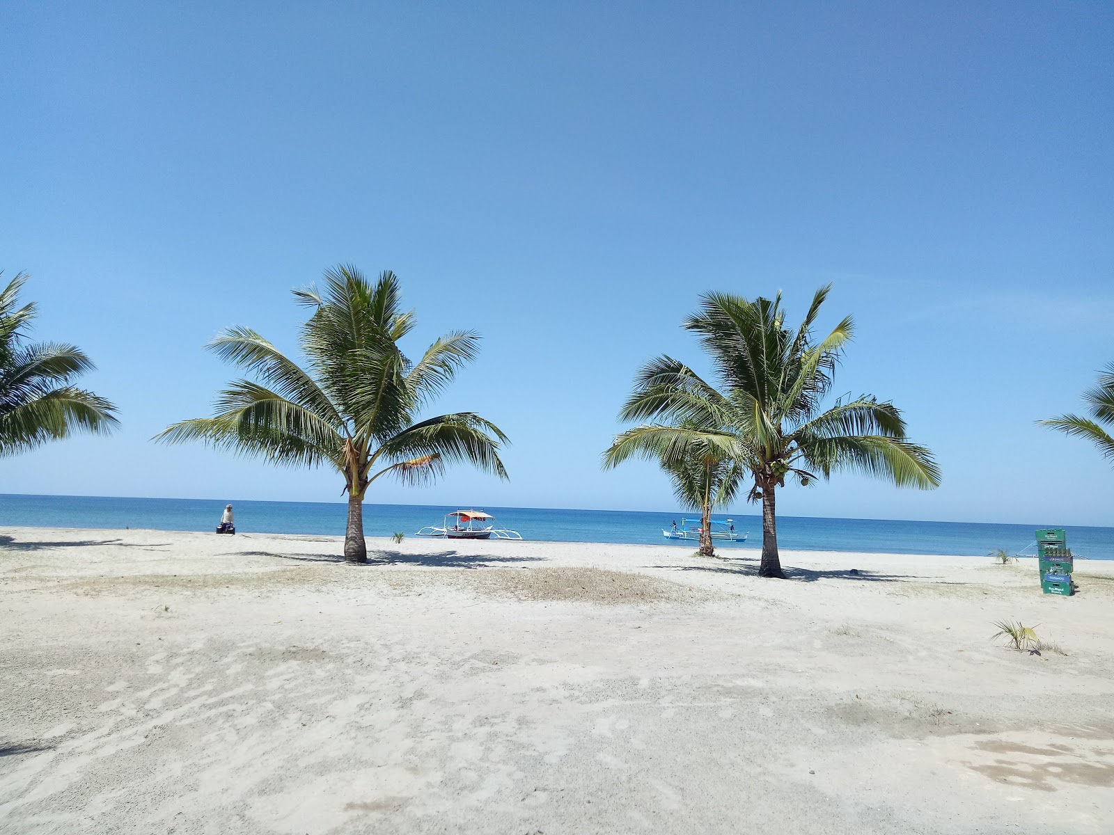 Valokuva Poblacion Beachista. pinnalla turkoosi vesi:n kanssa