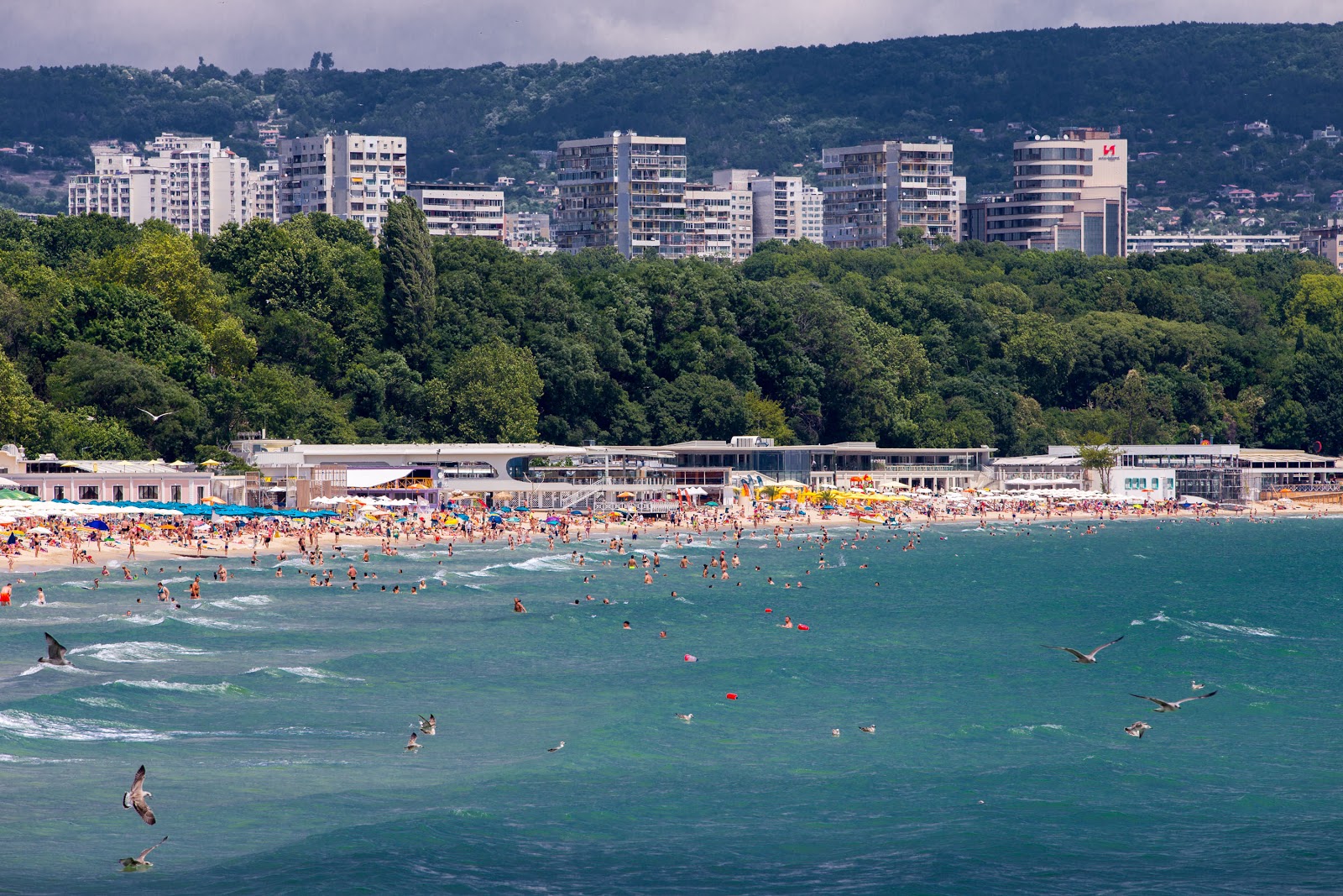 Photo de Varna beach avec l'eau cristalline de surface