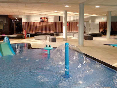 Salle de fitness avec piscine