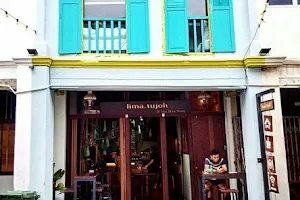 lima.tujoh Cafe & Guesthouse image