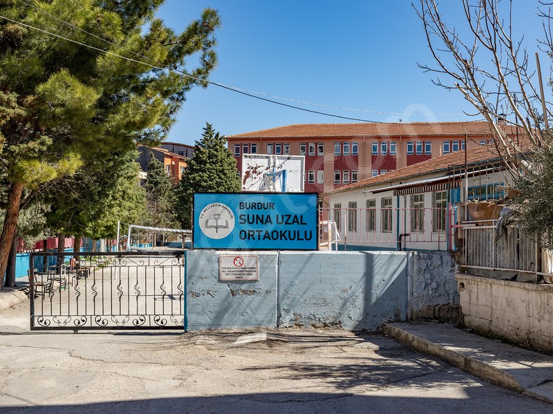 Suna Uzal Ortaokulu logo