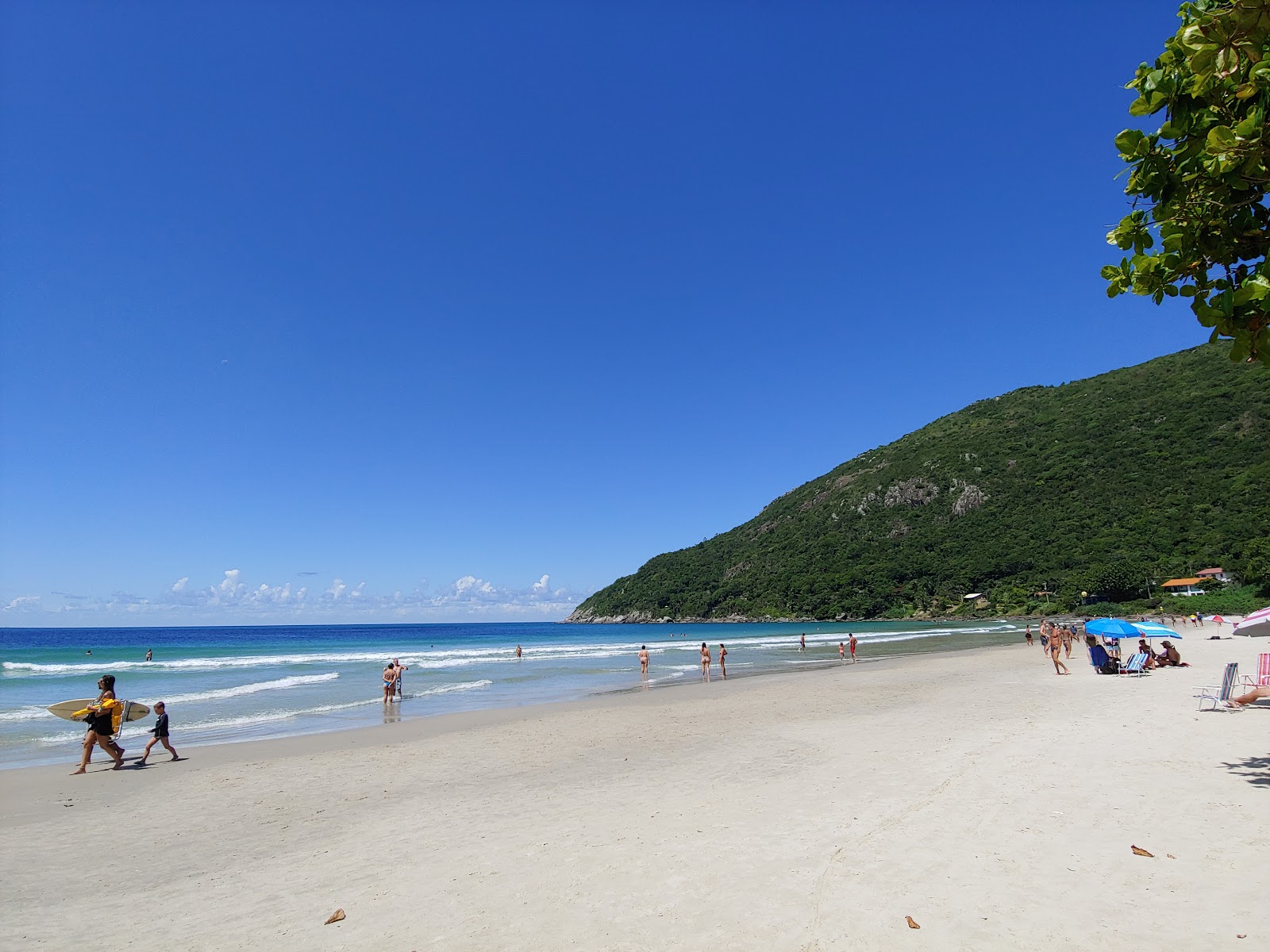 Valokuva Praia do Matadeiroista. tukeutunut kallioilla
