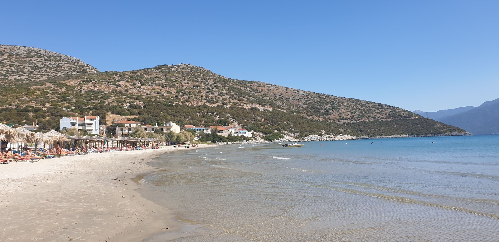 Foto von Psili Ammos beach von Klippen umgeben