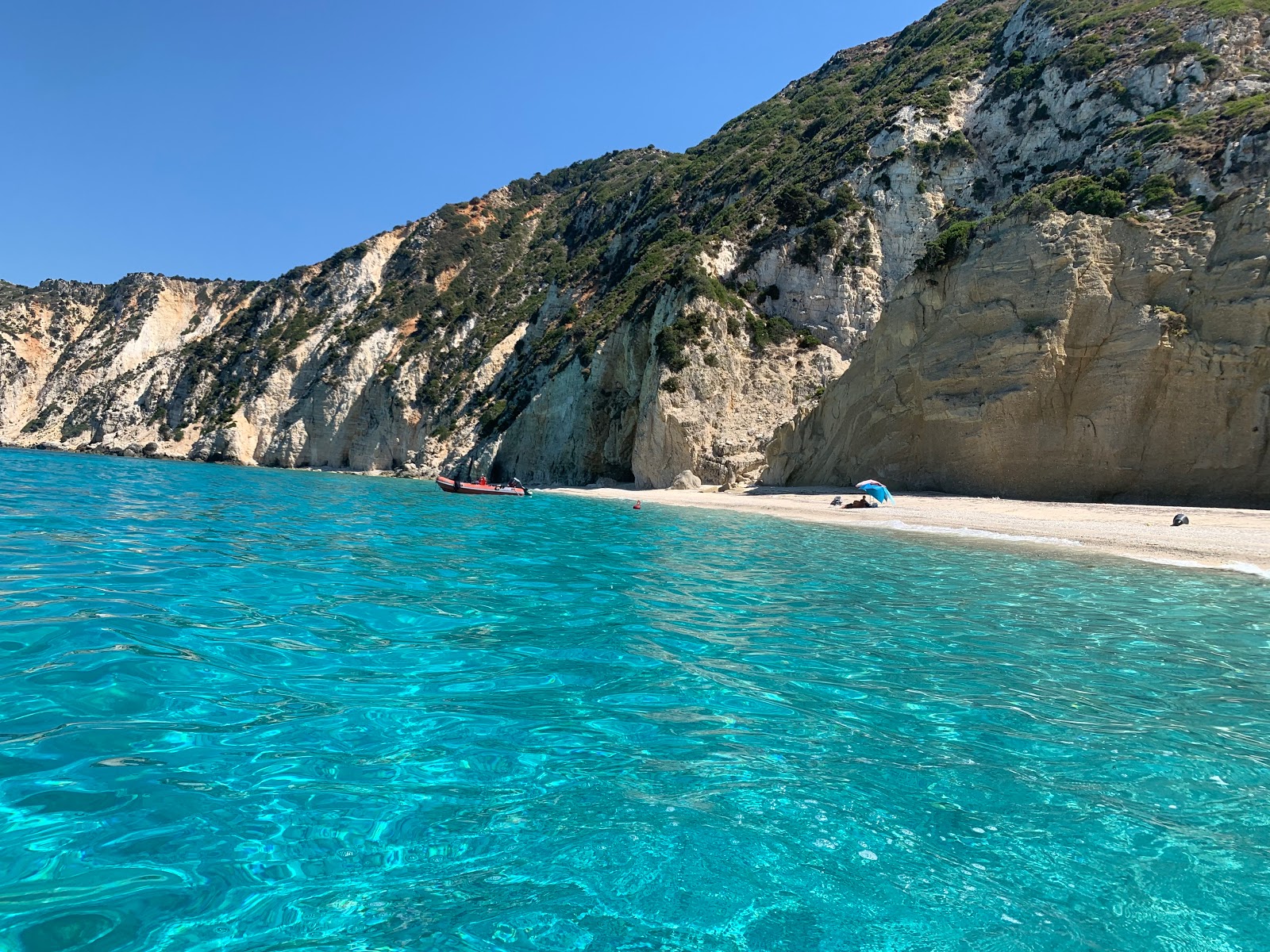 Paralia Petani III'in fotoğrafı dağlarla çevrili