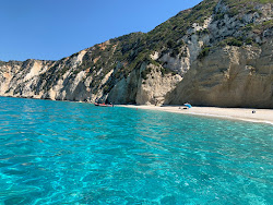 Paralia Petani III'in fotoğrafı dağlarla çevrili