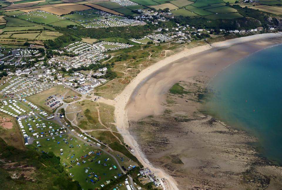 Photo de Port Eynon beach - endroit populaire parmi les connaisseurs de la détente